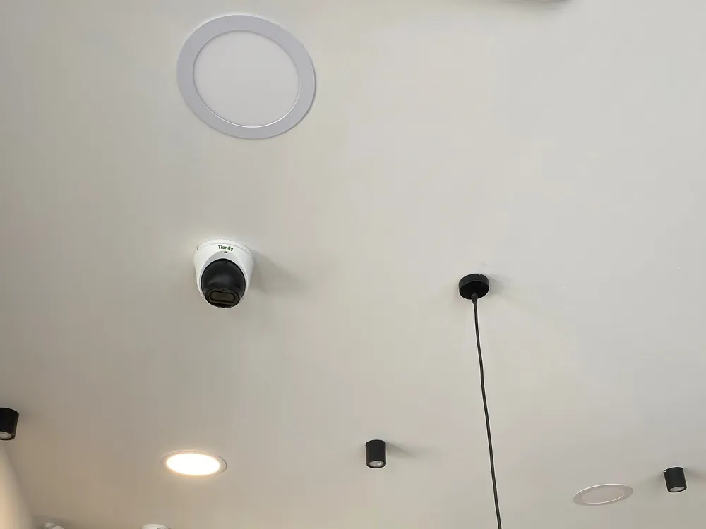 Κάμερα turret τοποθετημένη στην οροφή καταστήματος από την M.C.S. Security
